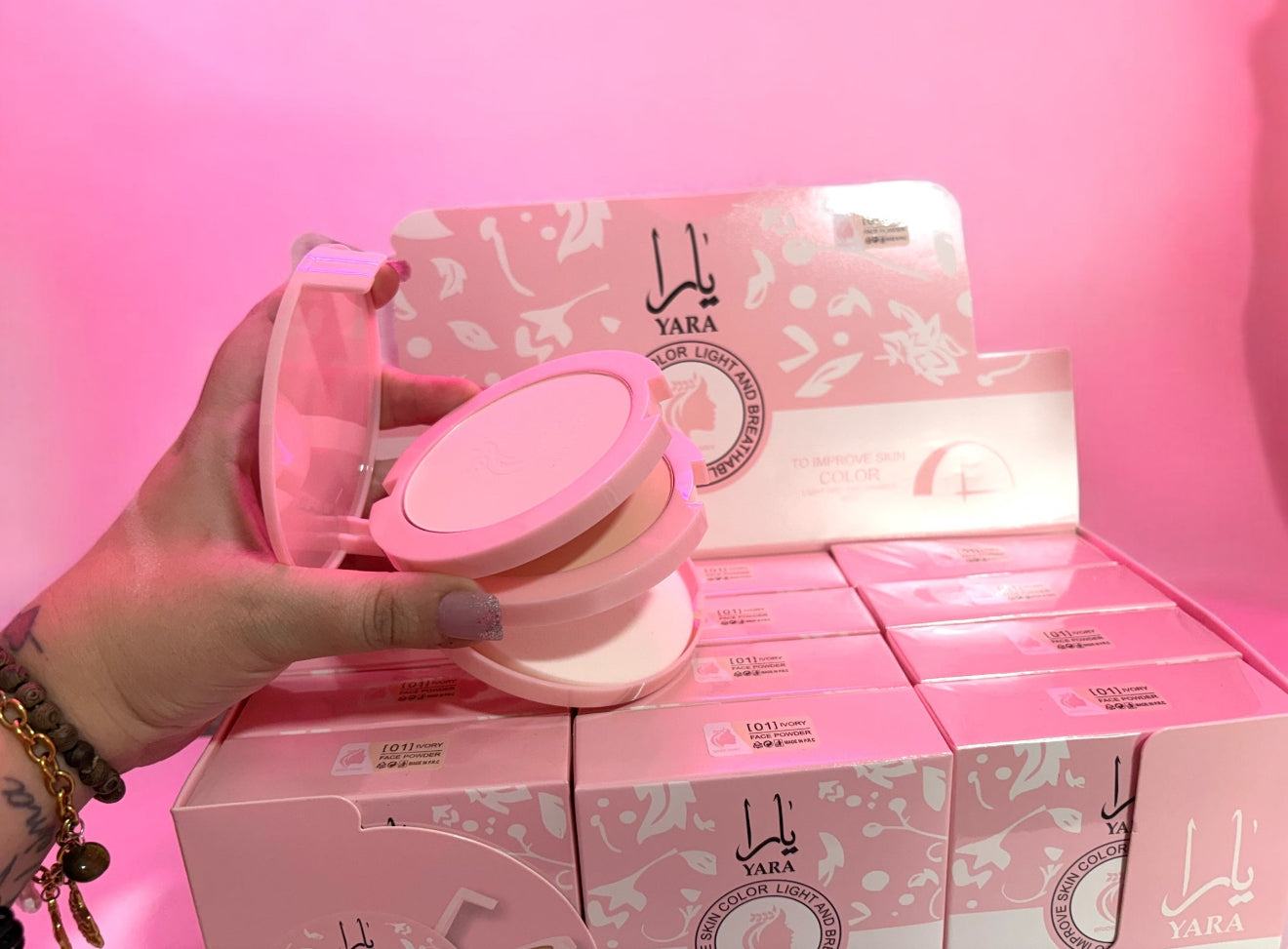 Polvos compactos de yara, uno para iluminar y otro para sellar trae su esponja y espejo.