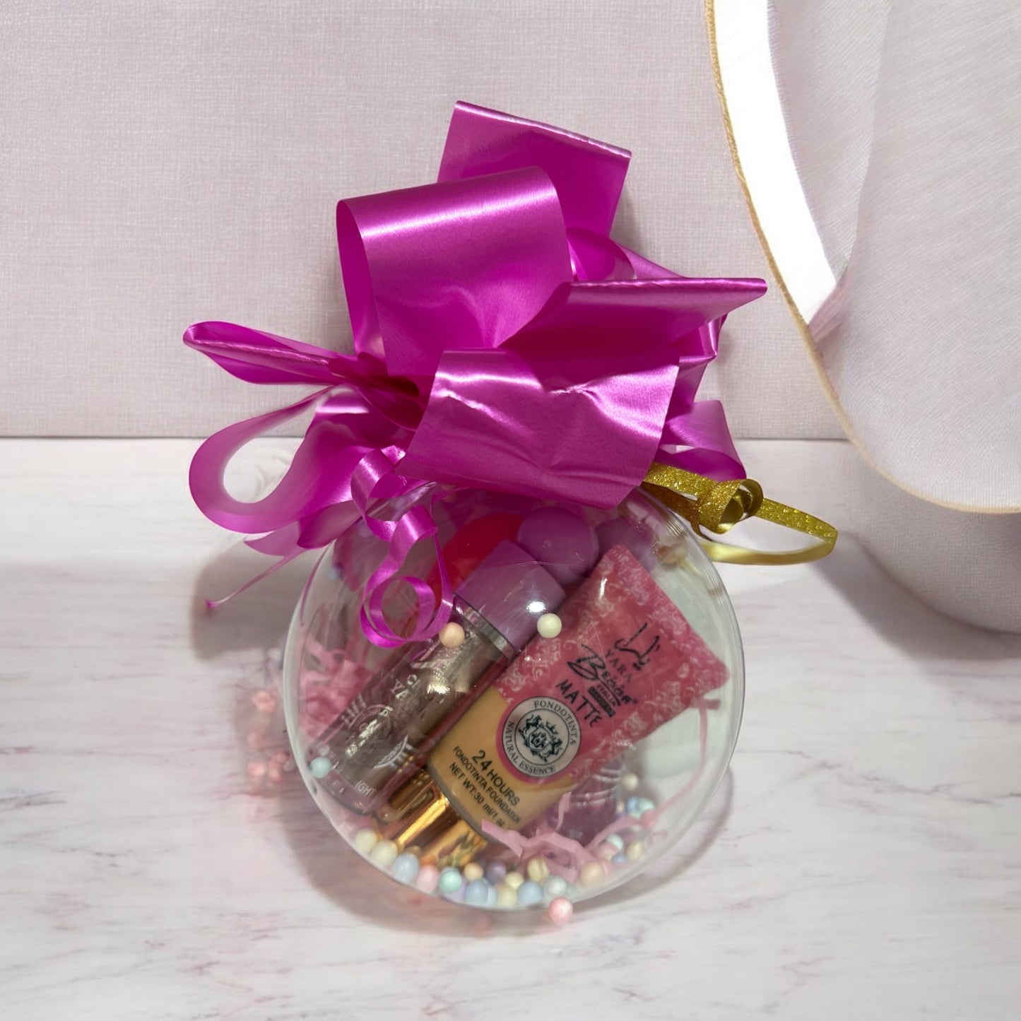 Bola de Navidad yara ( contiene: gloss, iluminador, base matte y perfume 50ml )