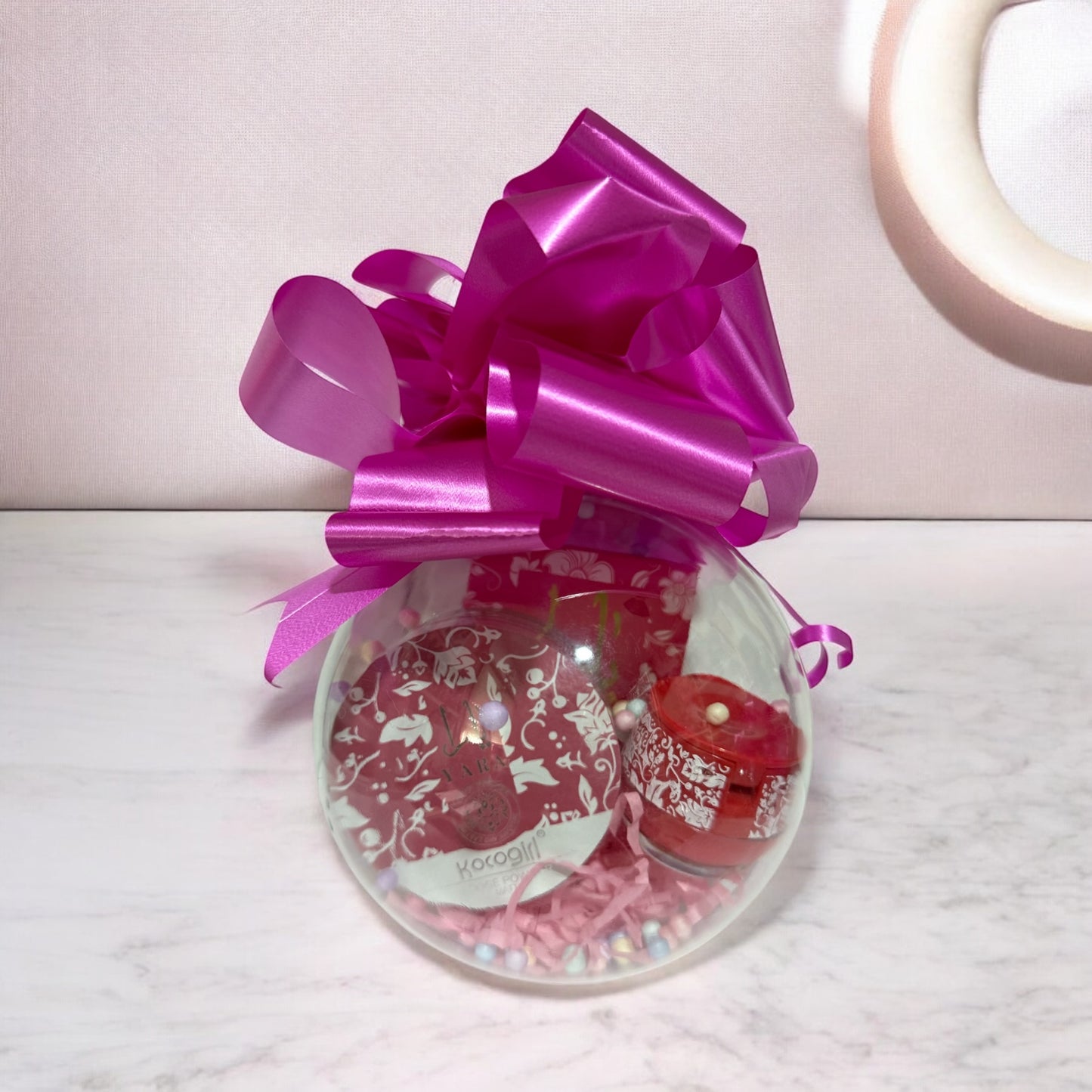 Bola Navidad yara candy ( contiene perfume de bolso, bálsamo labial y polvos fijadores )