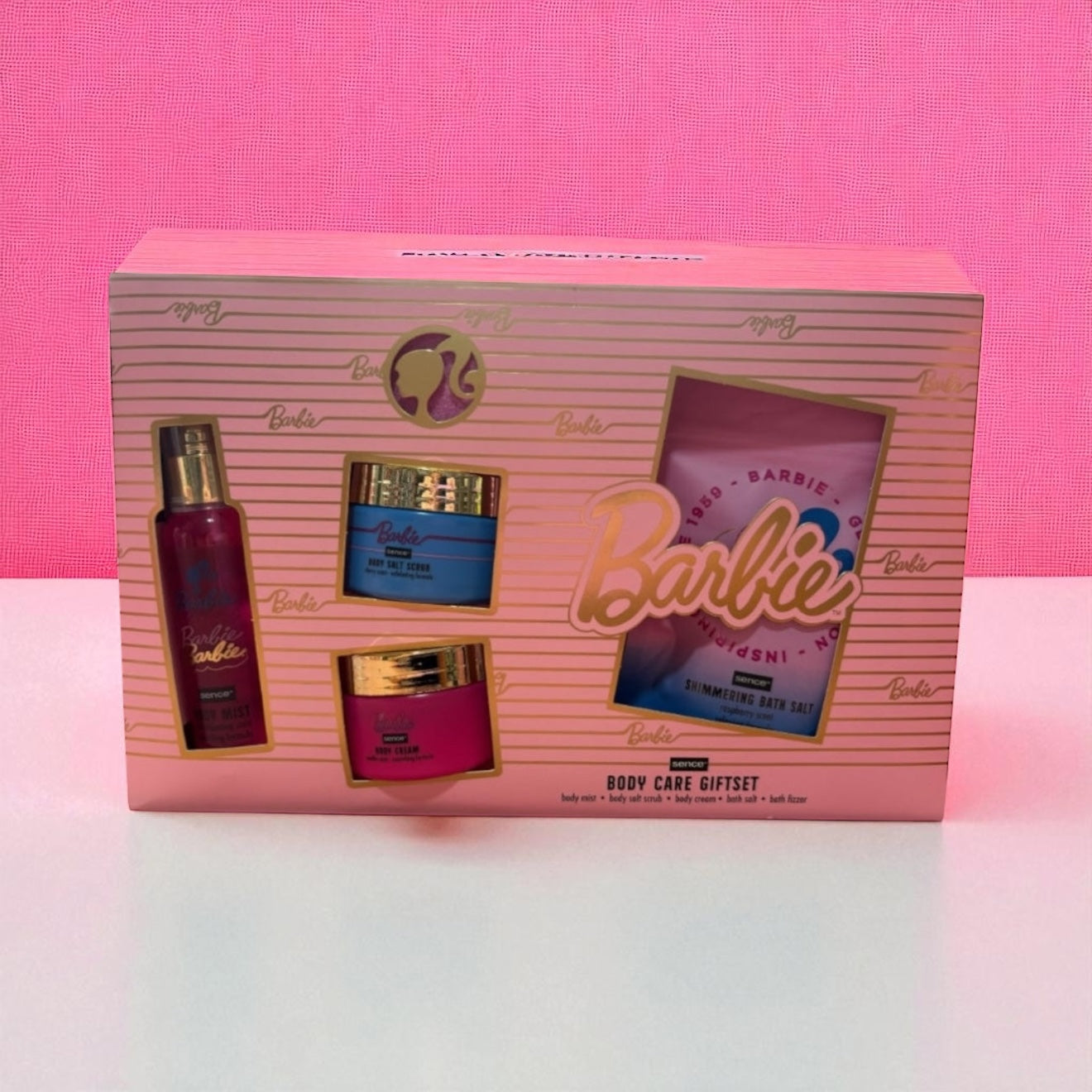 Pack de la barbie, contiene bruma corporal, crema corporal, exfoliante corporal, bomba de baño y sales de baño.